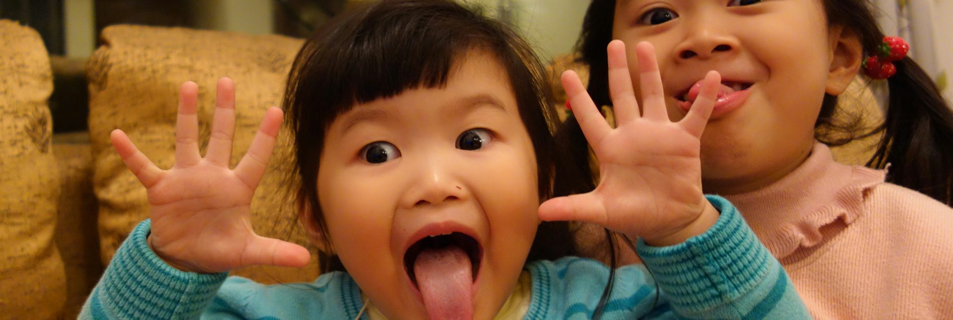 Deux enfants qui font des grimaces