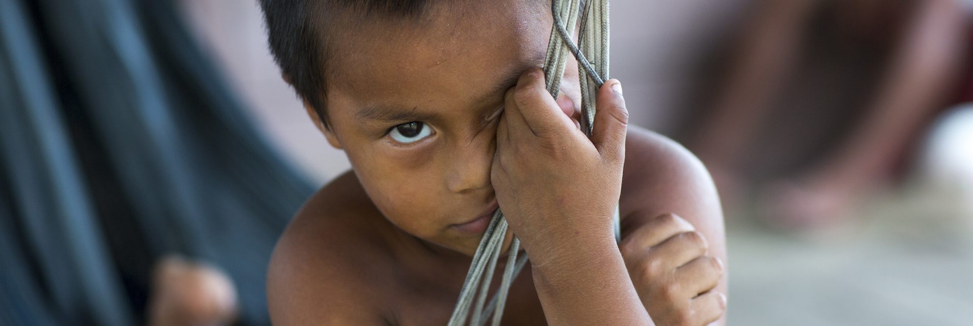 Un enfant dans un hamac