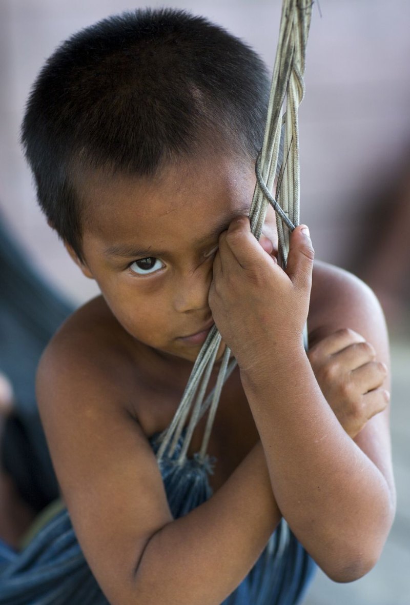 Un enfant dans un hamac
